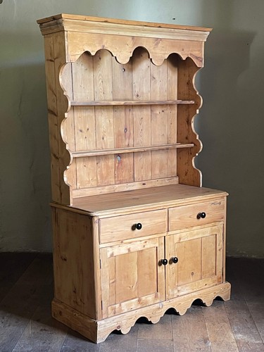 Pine dresser with glass - , knobs